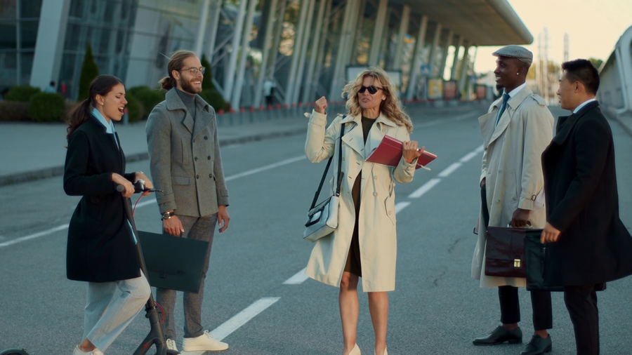 Business Bags in Motion: How Professionals Carry Confidence Every Day
